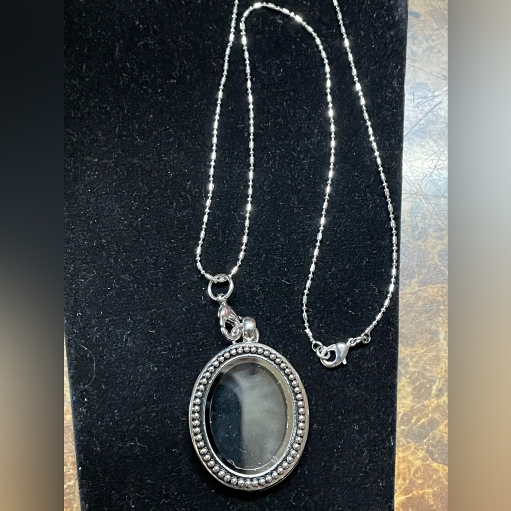New Silver Chain with Origami Owl
Style Oval Locket